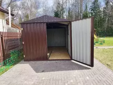 Гараж для хранения садовой техники в шоколадном цвете в КП Нарские сады, Жуковский р-н, Калужская область Гараж для хранения садовой техники в шоколадном цвете в КП Нарские сады, Жуковский р-н, Калужская область