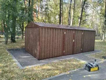 Хозблок для хозяйственных вещей в расцветке "под дерево" на территорию центра детского творчества, г. Москва Хозблок для хозяйственных вещей в расцветке "под дерево" на территорию центра детского творчества, г. Москва