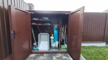 Уличный шкаф для садового инвентаря в шоколадном цвете в пос. Щапово, Краснопахорский р-н, Троицкий адм.окр, МО